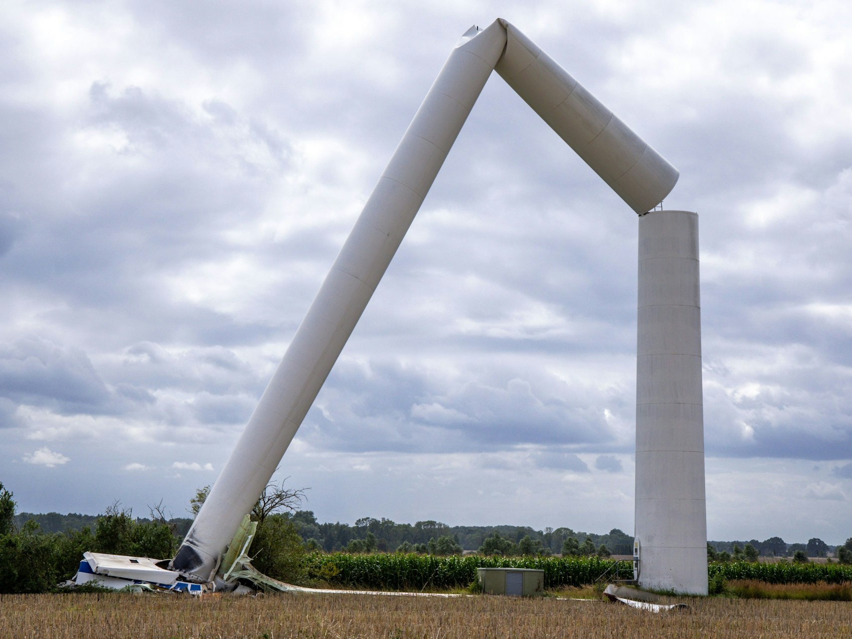 Die Reste eines vom Sturm abgeknickten Windrades stehen auf einem abgeernteten Rapsfeld in Dölitz in der Nähe von Rostock.