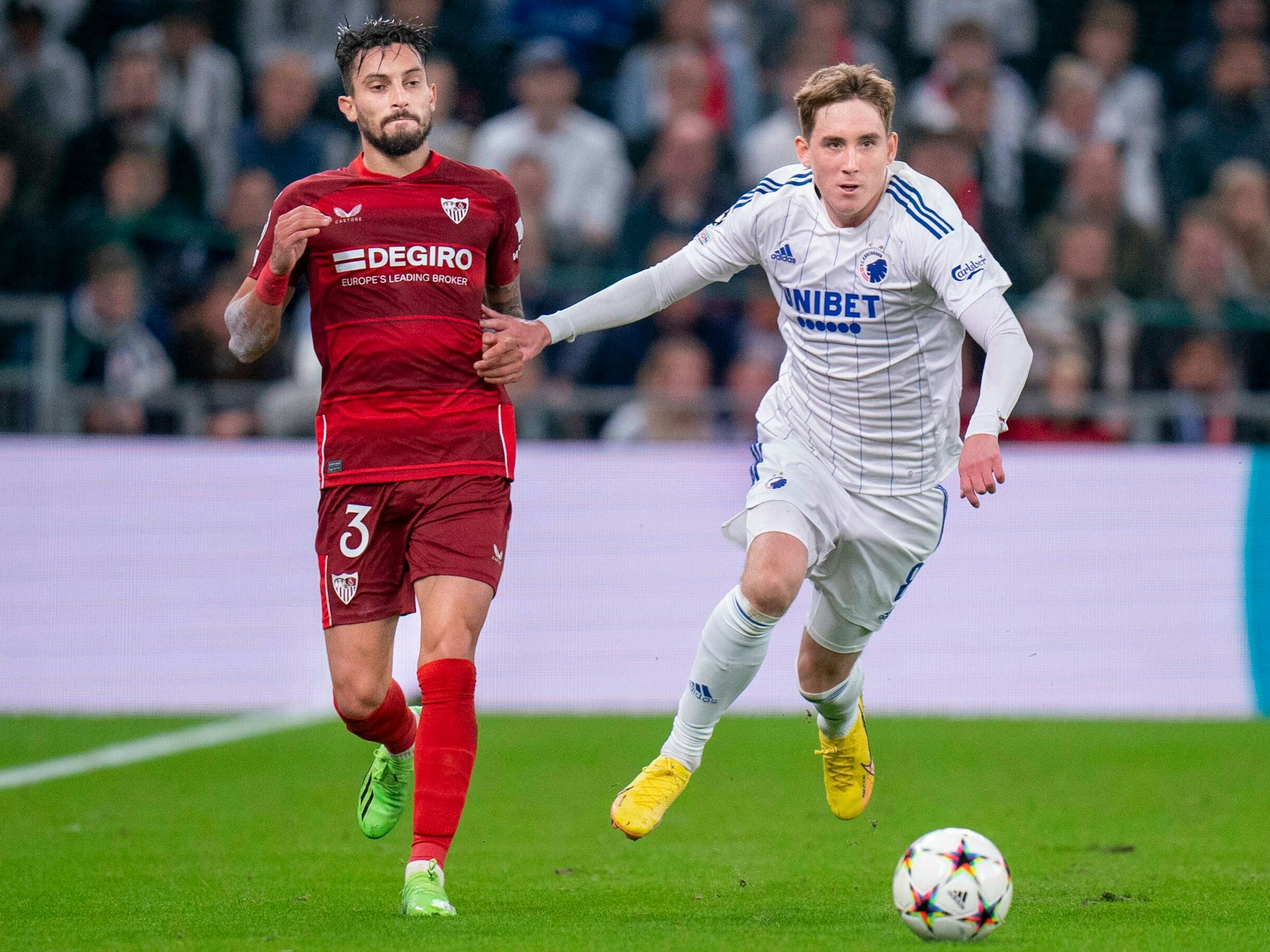 Kopenhagens Isak Bergmann Johannesson im Zweikampf mit Sevillas Alex Telles.