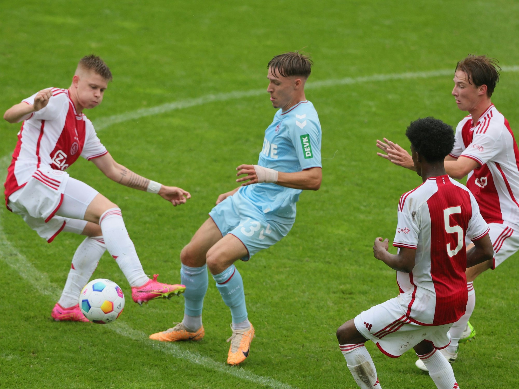 Maximilian Schmid vom 1. FC Köln im Duell mit drei Gegenspieler von Ajax Amsterdam.