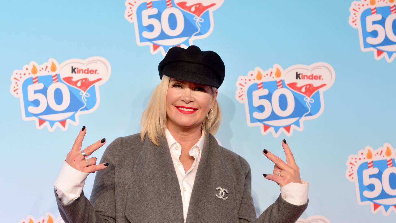 Claudia Effenberg lächelt in die Kamera.