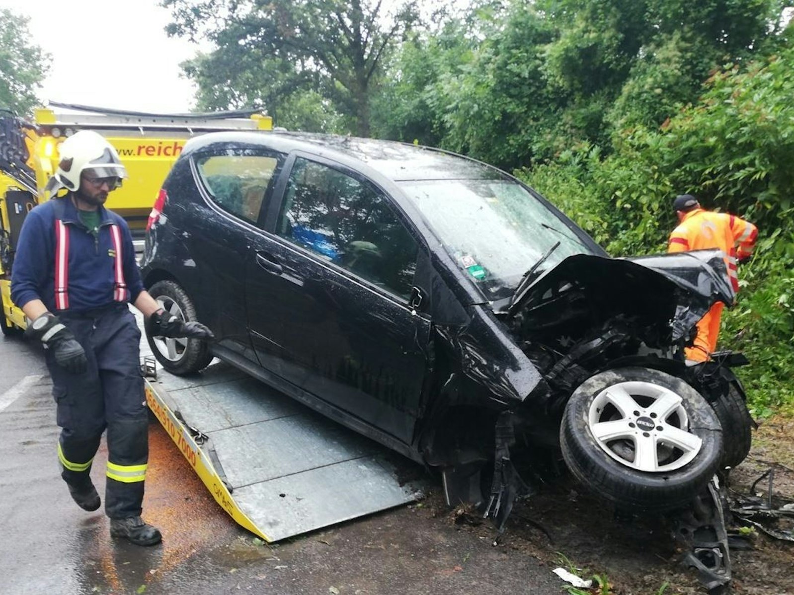 Ein deutsches Ehepaar kam mit ihrem Auto in Österreich von der Strecke ab und fuhr frontal gegen einen Baum.