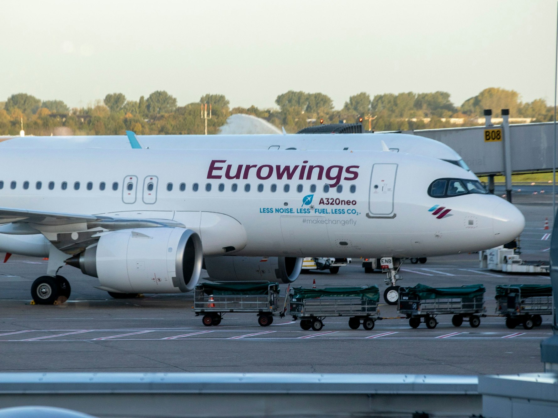 Ein Flugzeug von Eurowings steht am Flughafen in Düsseldorf am Boden, hier im Oktober 2022.