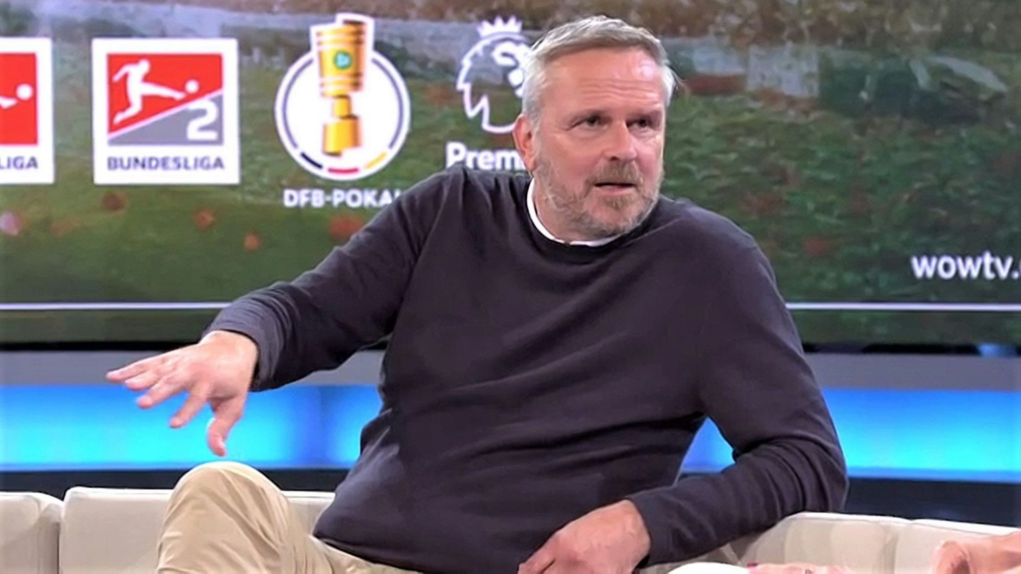 Dietmar Hamann sitzt für eine Info-Veranstaltung des Senders im Sky-Studio.