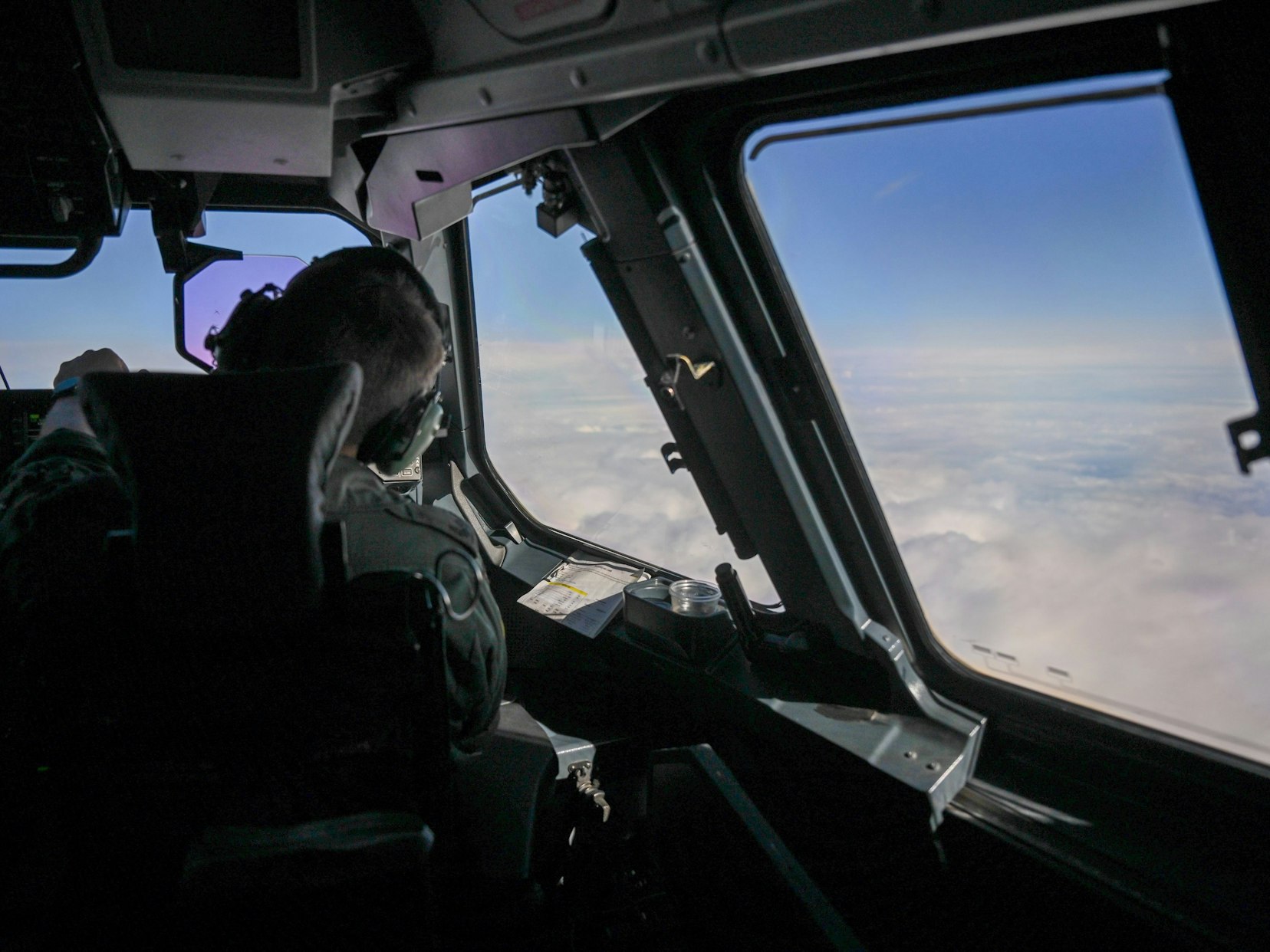 Ein Pilot sitzt im Cockpit des Transportflugzeugs der Bundeswehr A400M auf dem Weg zu der Übung „Rapid Viking 2023“ auf Island, hier im August 2023.
