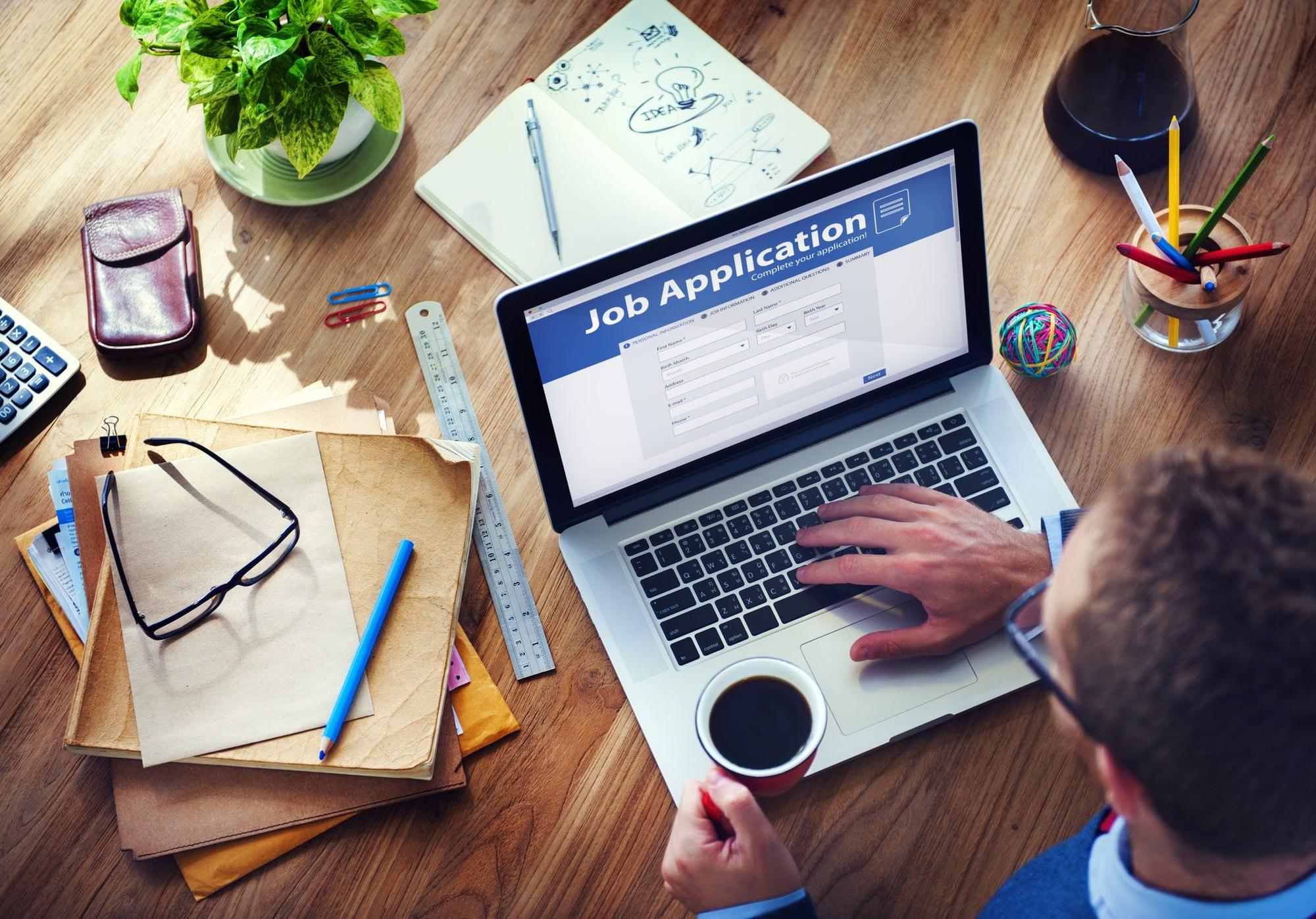 Mann bewirbt sich online auf eine Arbeitsstelle.