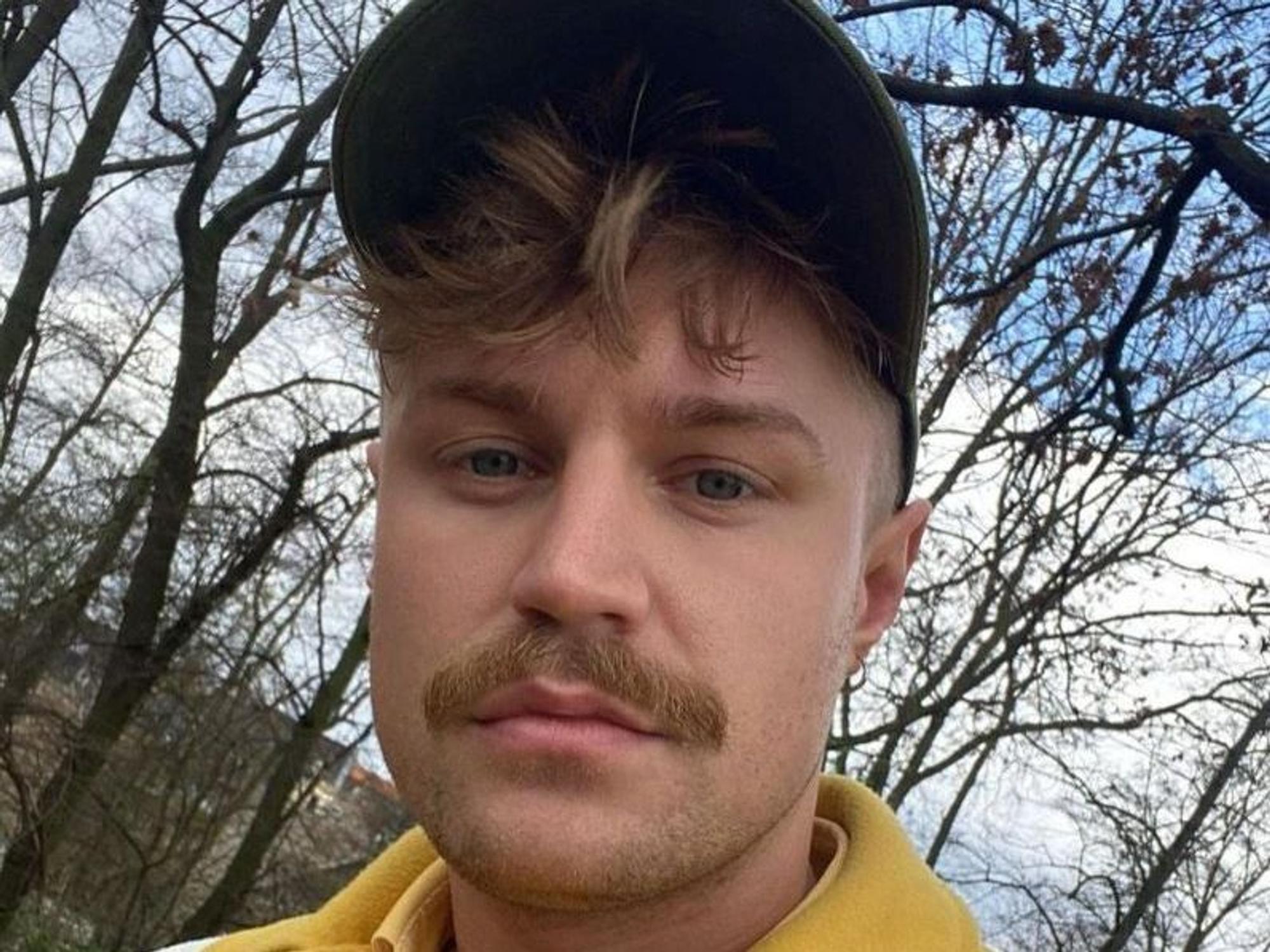 „Charming Boys”-Kandidat Aaron Königs posiert für ein Selfie auf Instagram.