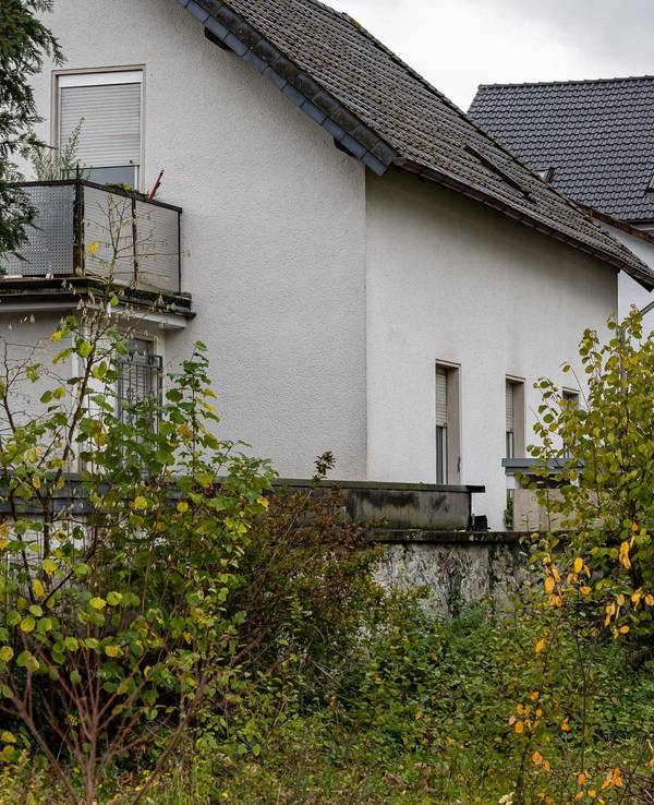 Blick auf das Haus im sauerländischen Attendorn, in dem ein inzwischen neunjähriges Mädchen fast sein gesamtes Leben lang festgehalten worden sein soll.