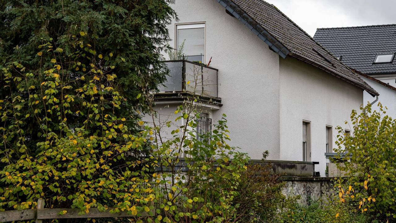 Blick auf das Haus im sauerländischen Attendorn, in dem ein inzwischen neunjähriges Mädchen fast sein gesamtes Leben lang festgehalten worden sein soll.
