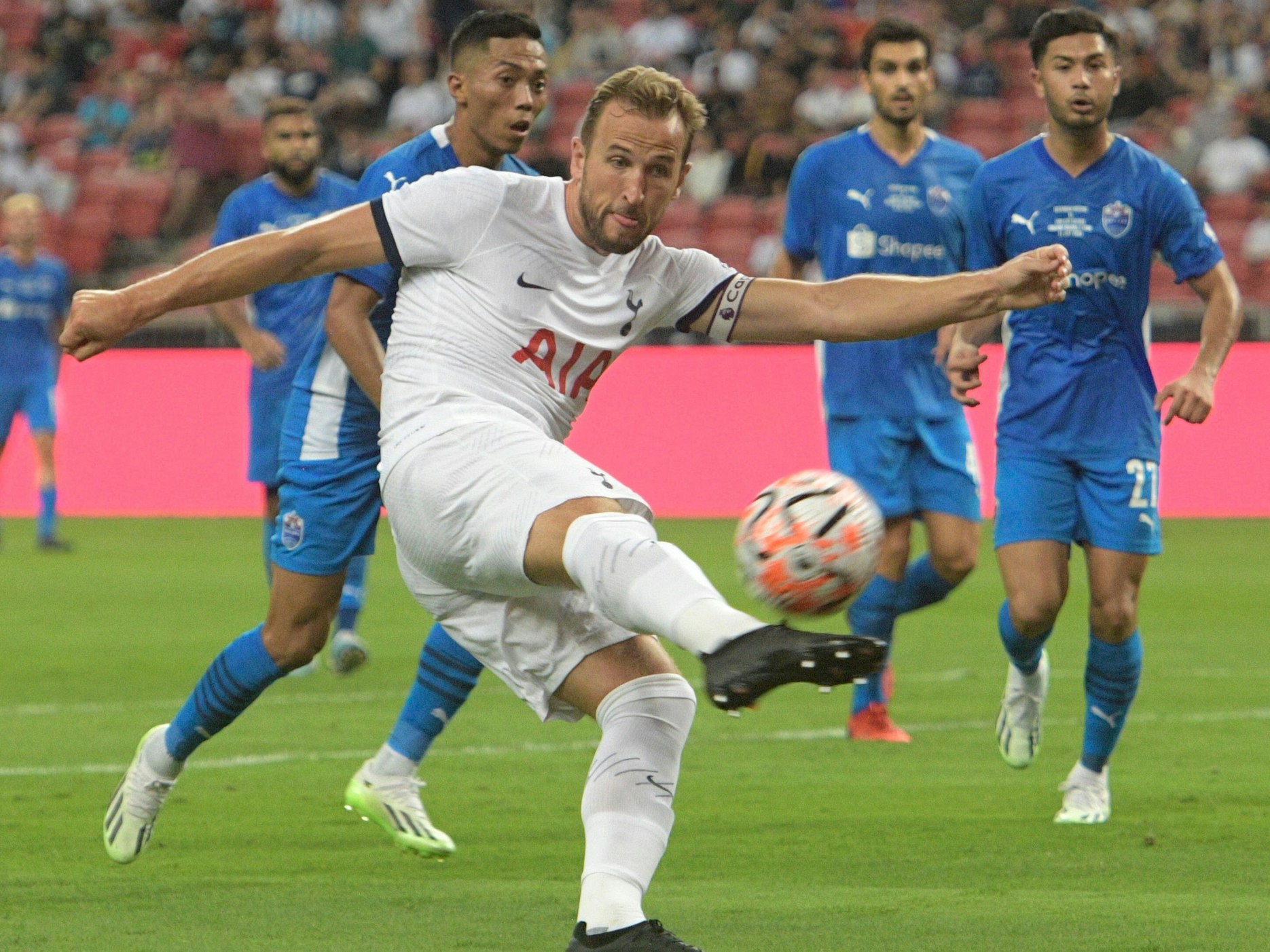 Harry Kane nimmt den Ball per Volleyschuss.