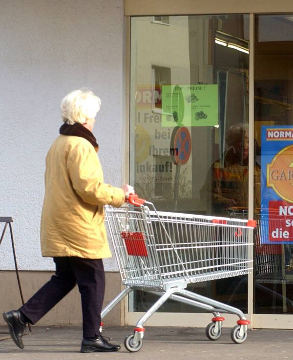 Eine Frau geht im thüringischen Erfurt in einem Discounter einkaufen, der mit Billig-Angeboten lockt (Norma).