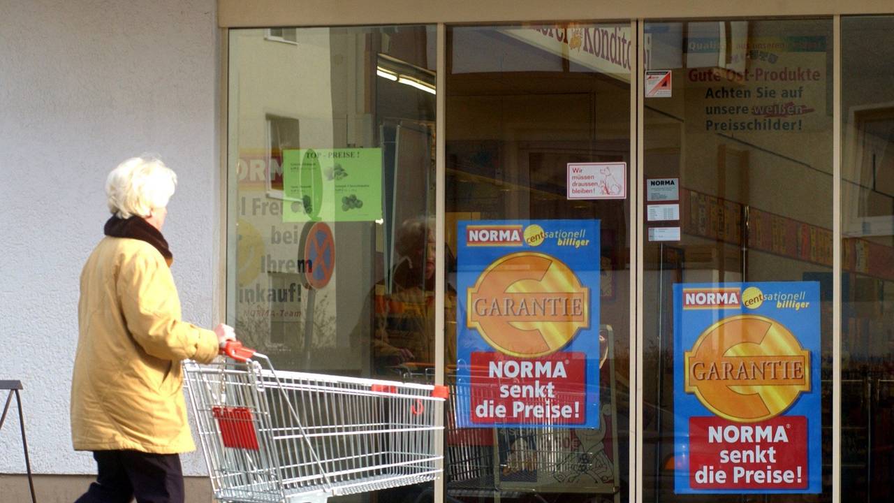 Eine Frau geht im thüringischen Erfurt in einem Discounter einkaufen, der mit Billig-Angeboten lockt (Norma).