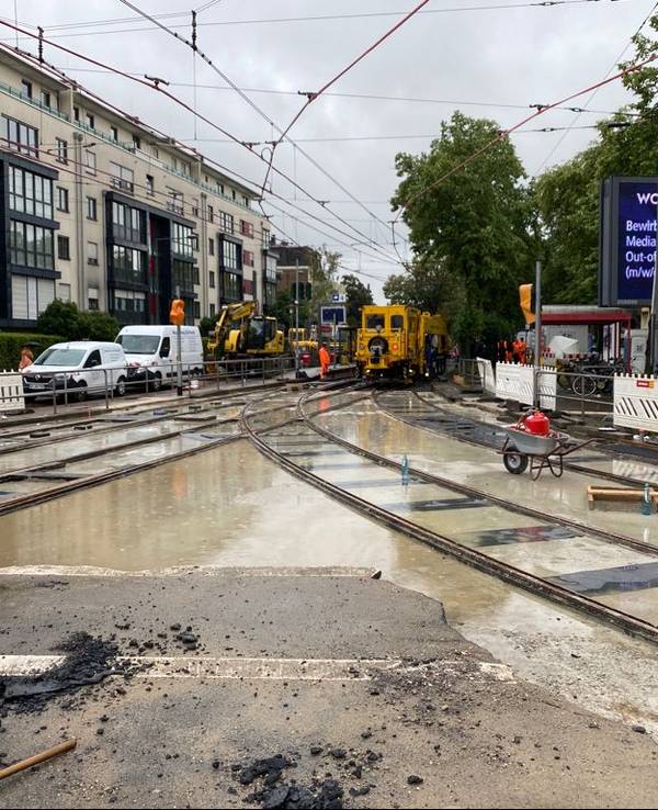 Gleisbauarbeiten an der Aachener Straße in Köln.