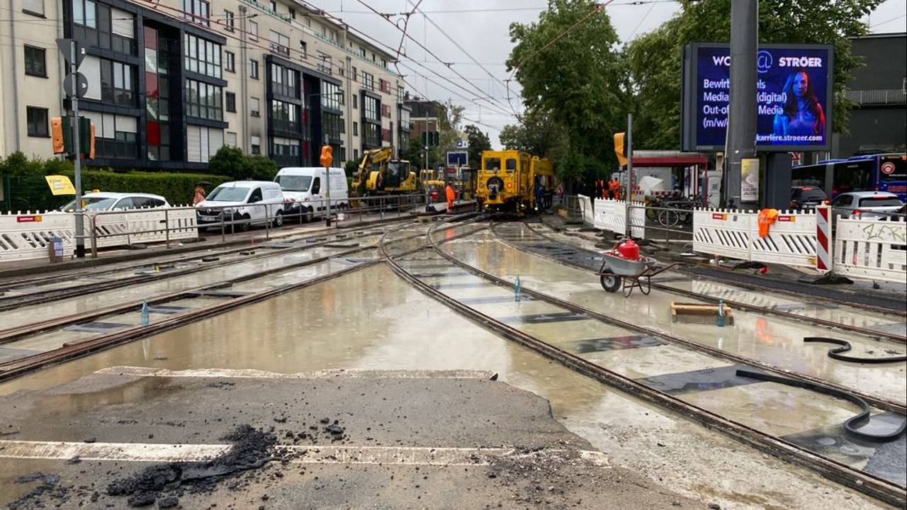 Gleisbauarbeiten an der Aachener Straße in Köln.