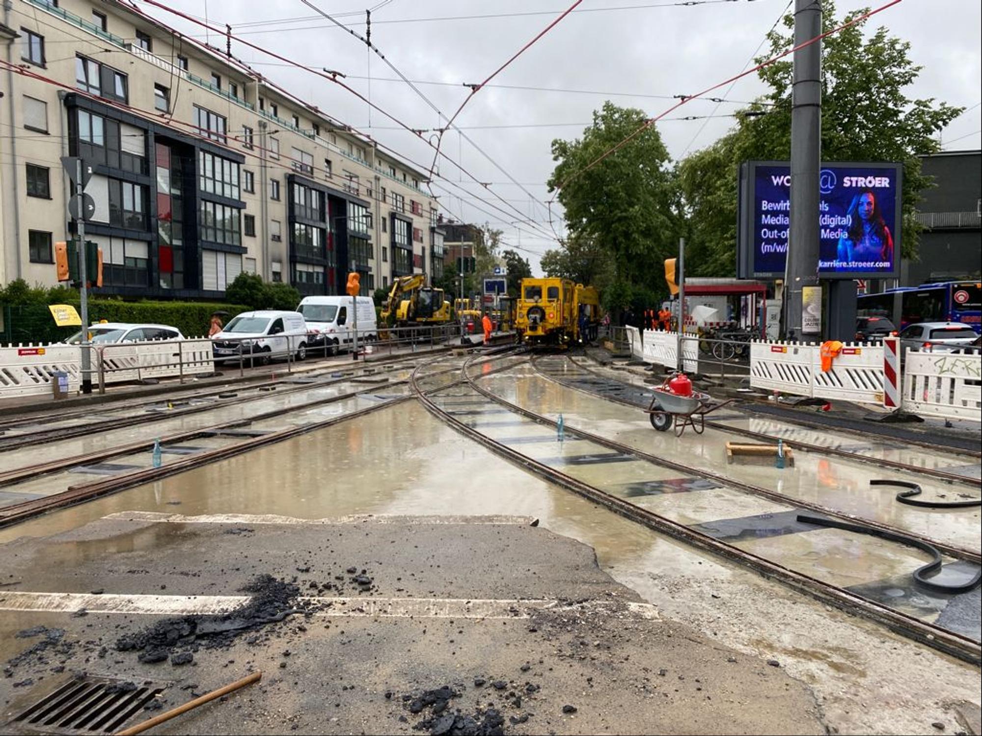 Gleisbauarbeiten an der Aachener Straße in Köln.