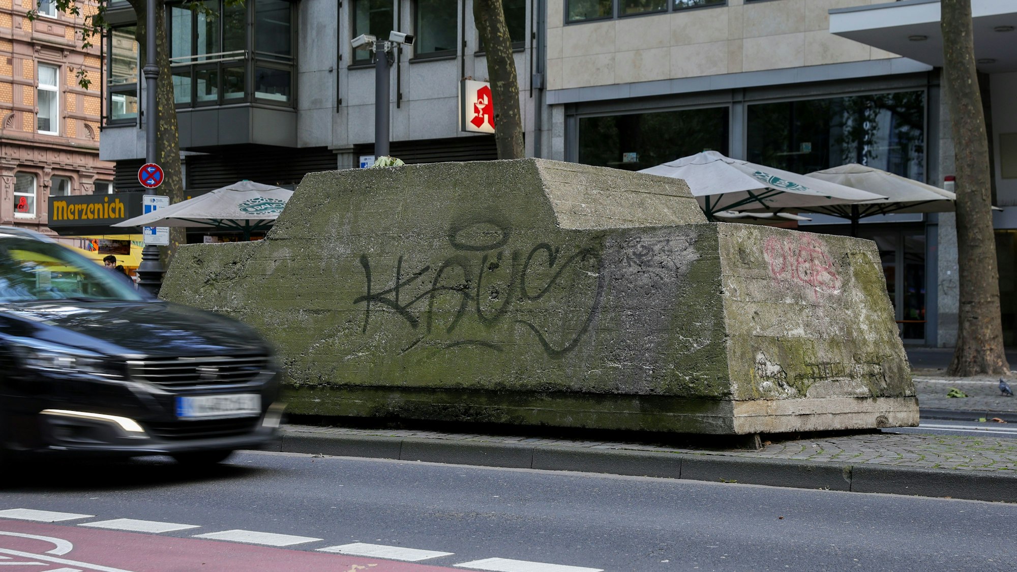 Die Skulptur „Ruhender Verkehr“ auf den Kölner Ringen