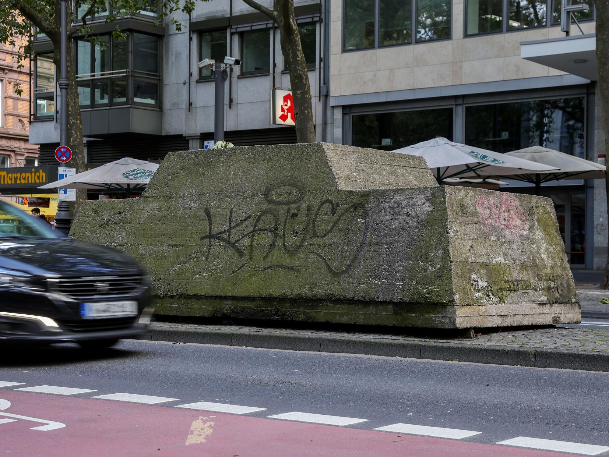Die Skulptur „Ruhender Verkehr“ ist eine Aktionsplastik auf dem Kölner Hohenzollernring, die im Jahre 1969 von Wolf Vostell geschaffen wurde von.