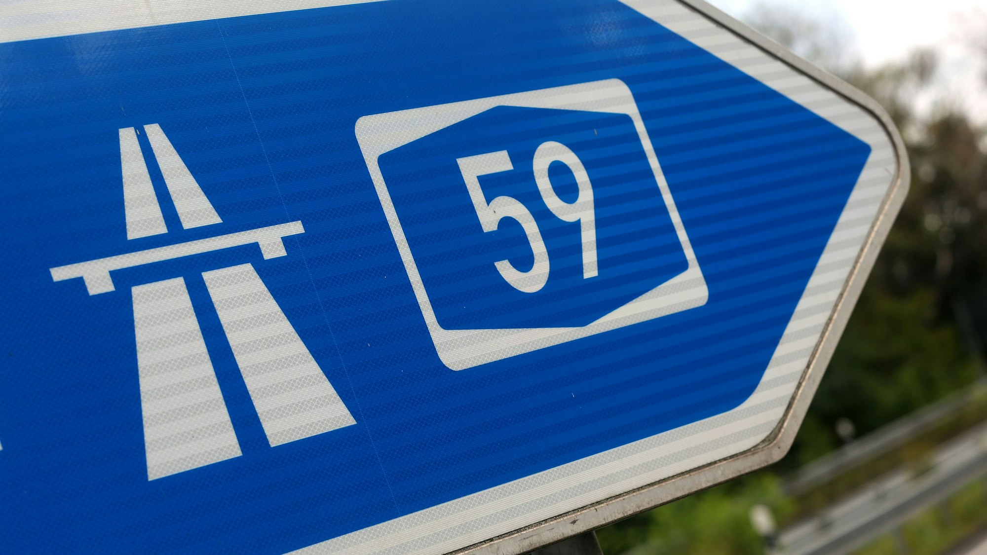 Ein Autobahnschild der A59