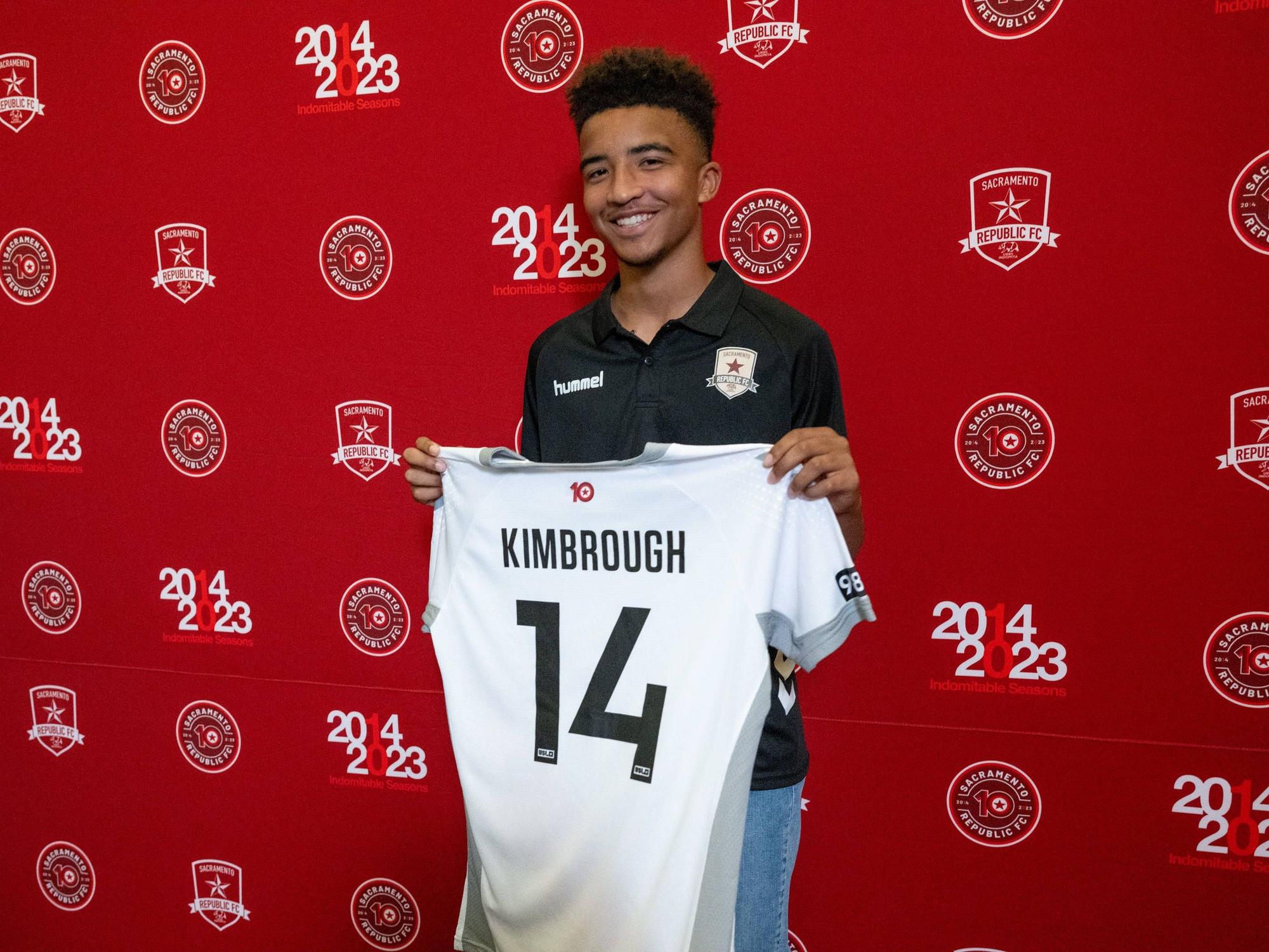 Da'vian Kimbrough bei der Unterzeichnung seines ersten Profivertrags am 8. August 203.