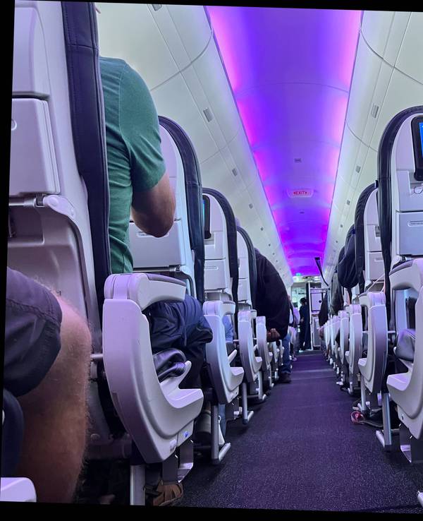 Menschen sitzen im Innenraum einer Maschine der Fluggesellschaft United Airlines.