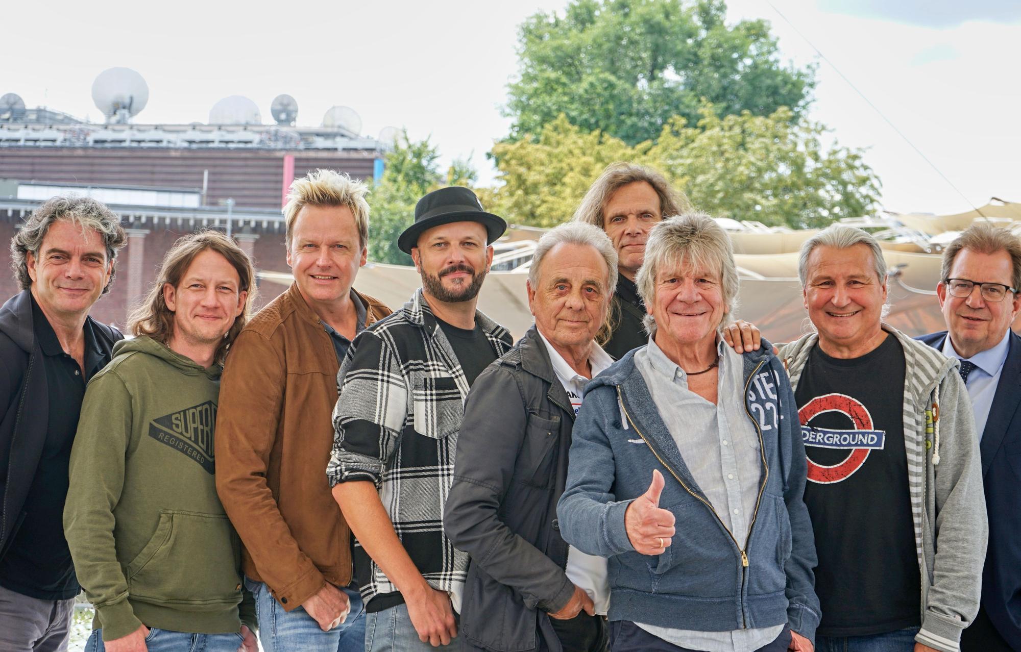 Die Bläck Fööss mit ihren Gästen Erry Stoklosa und Bömmel Lückerath und Ralf Nüsser stehen in einer Reihe nebeneinander.