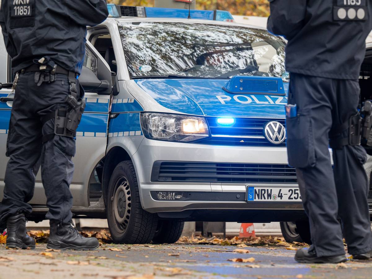 Polizeifahrzeuge bei einem Einsatz in Köln