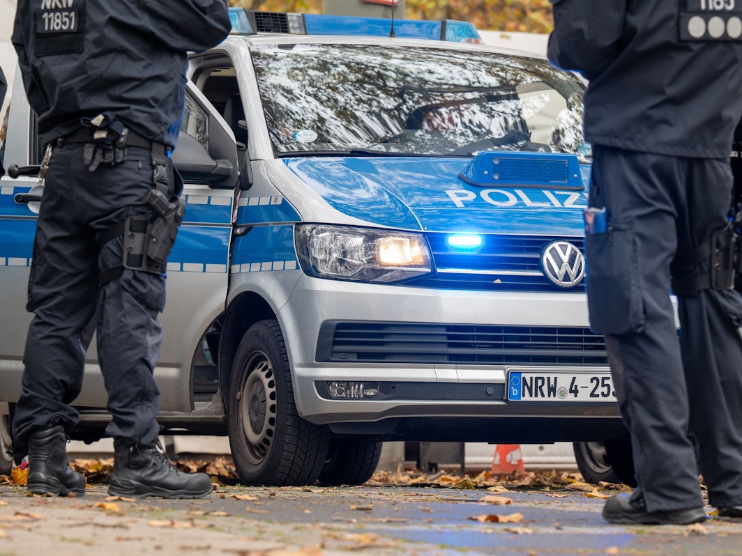Polizeifahrzeuge bei einem Einsatz in Köln