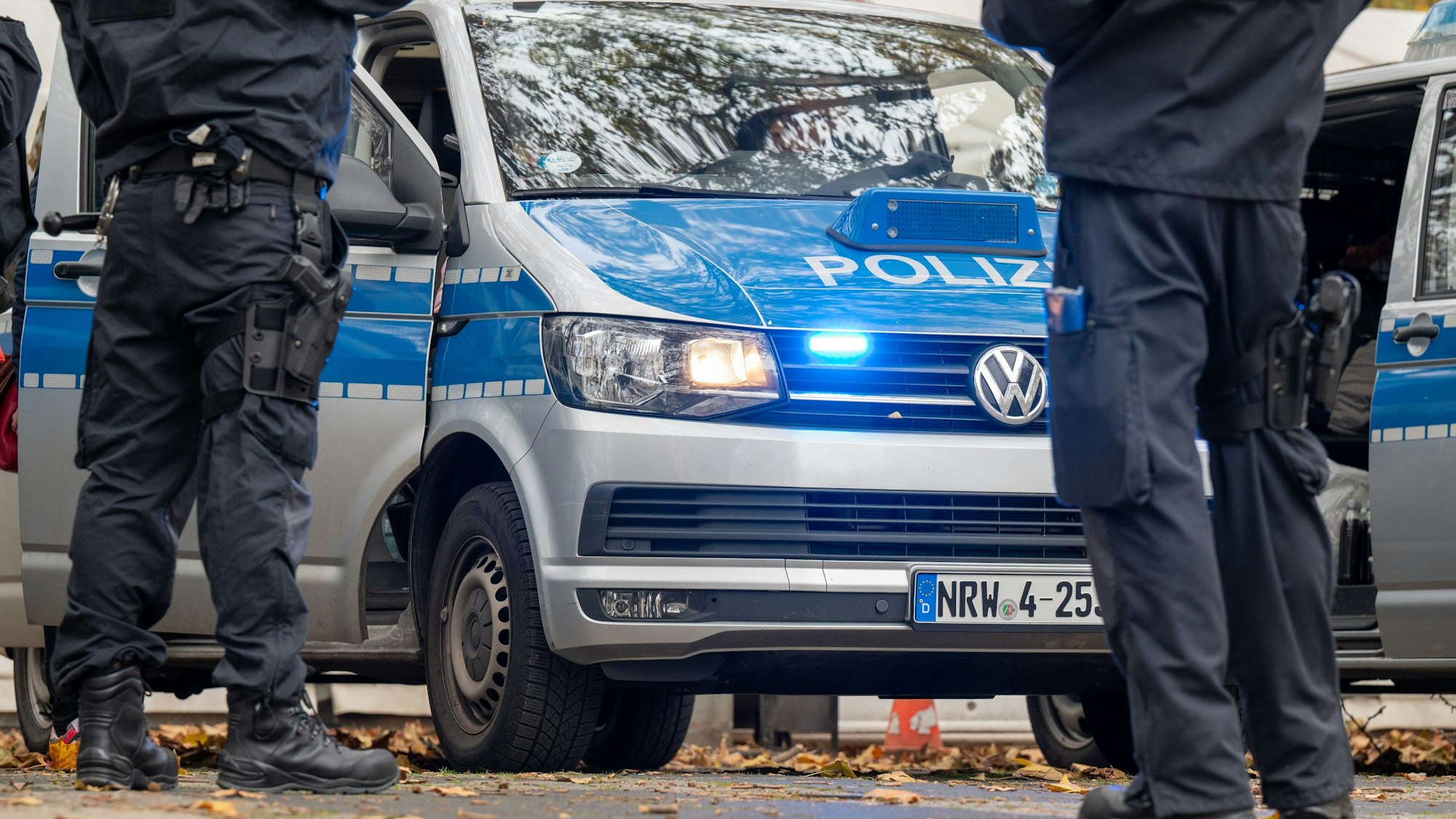Polizeifahrzeuge bei einem Einsatz in Köln