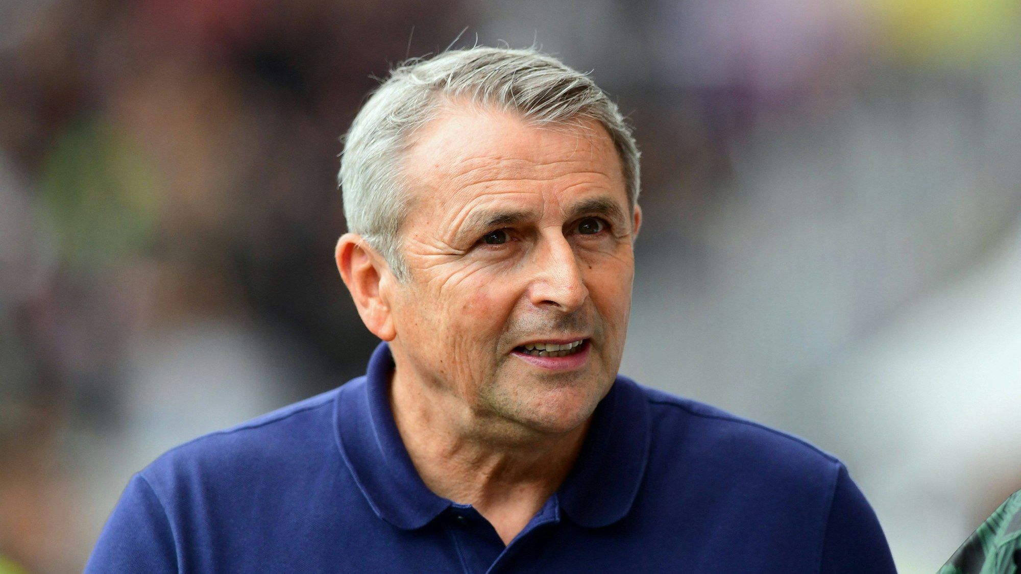 Klaus Allofs steht beim Spiel beim FC St. Pauli im Stadion.