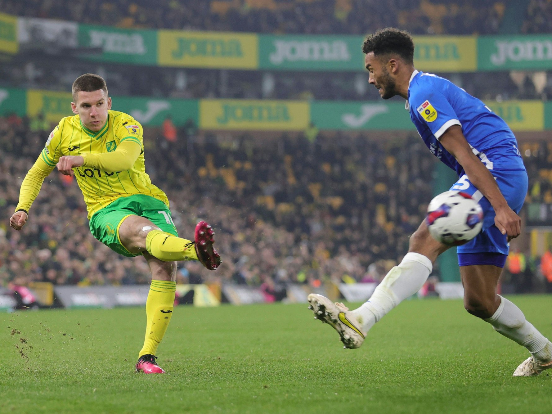 Christos Tzolis zieht im Spiel gegen Birmingham City wuchtig ab.