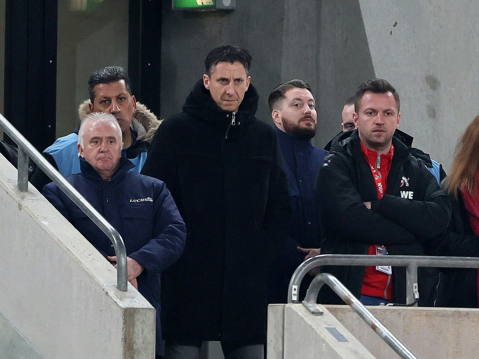 Christian Keller steht auf der Tribüne des Rhein-Energie-Stadions und beobachtet.