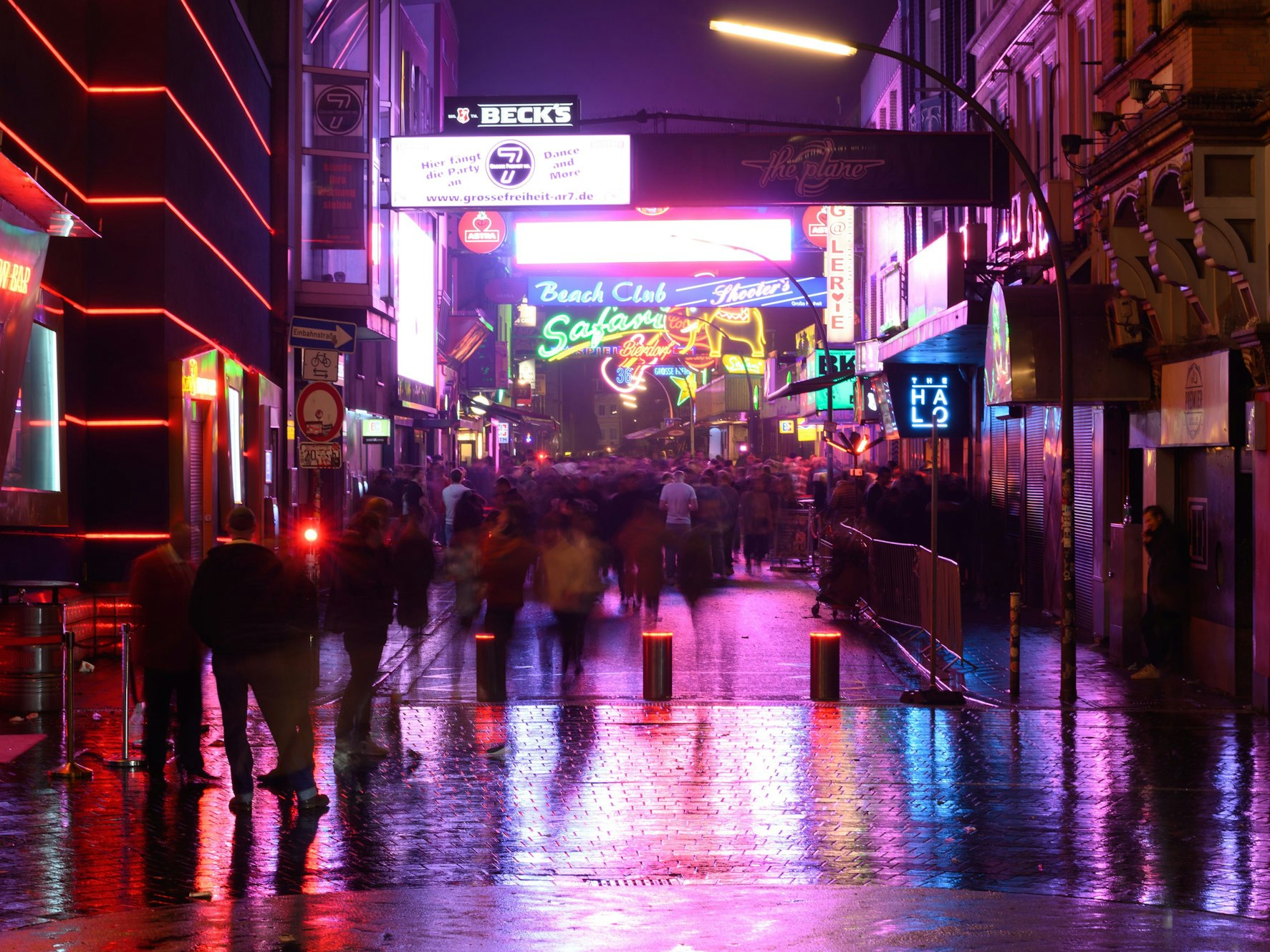 Zahlreiche Nachtschwärmer und Nachtschwärmerinnen sind auf der Großen Freiheit nahe der Reeperbahn auf St. Pauli unterwegs, hier im November 2021.