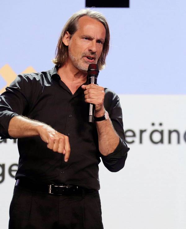Richard David Precht und Markus Lanz am 9. Mai 2023 beim OMR Festival 2023 in den Messehallen Hamburg.