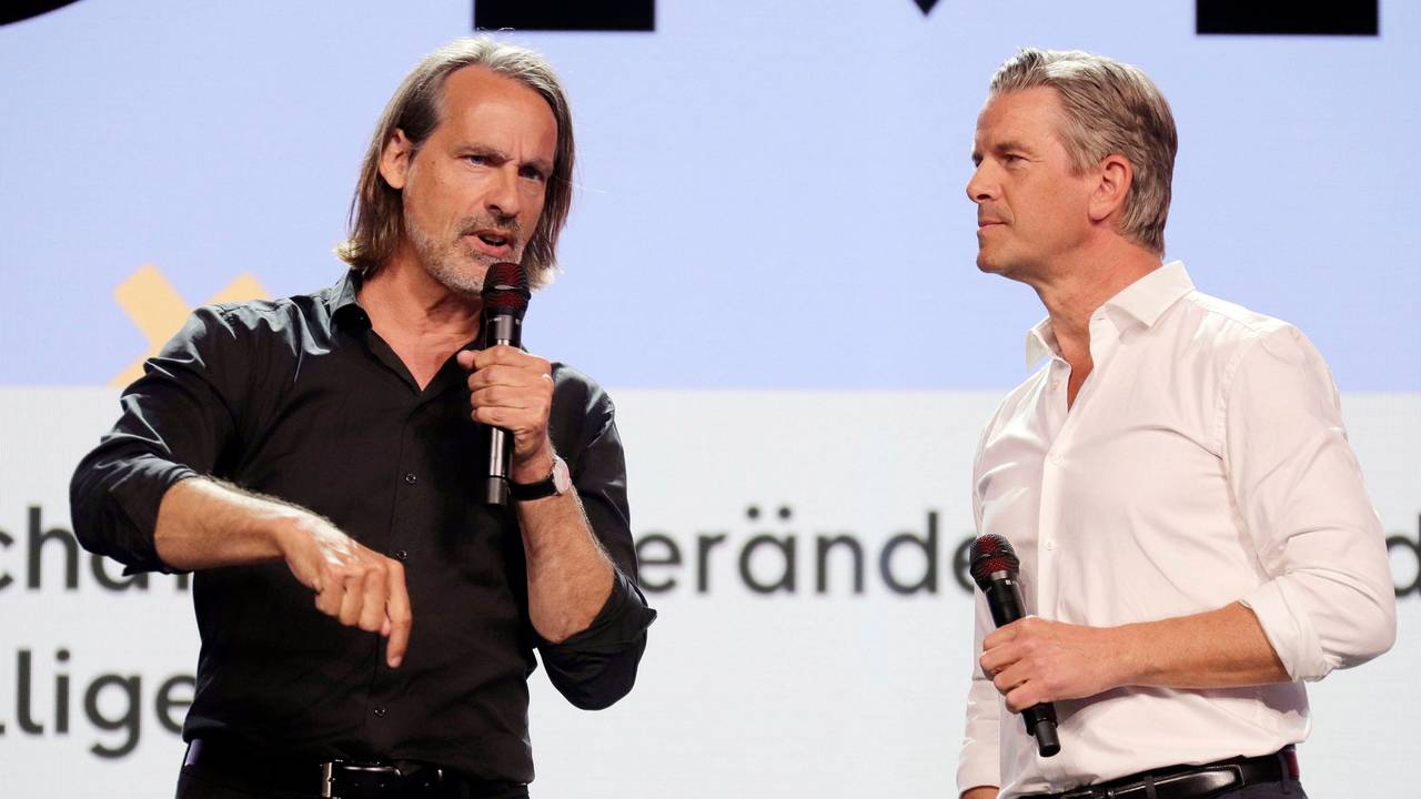 Richard David Precht und Markus Lanz am 9. Mai 2023 beim OMR Festival 2023 in den Messehallen Hamburg.