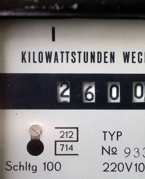 An einem Stromzähler werden die bisher verbrauchten Kilowattstunden angezeigt.