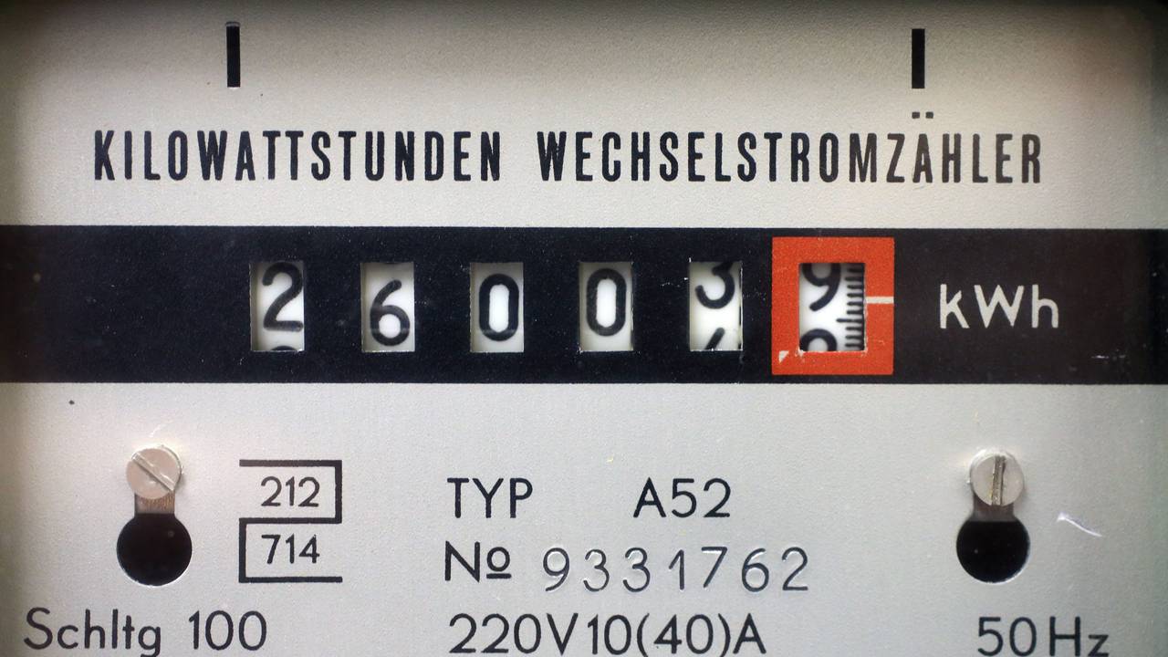An einem Stromzähler werden die bisher verbrauchten Kilowattstunden angezeigt.