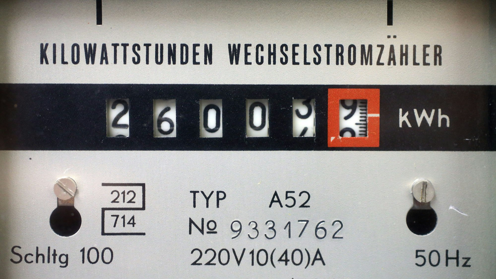 An einem Stromzähler werden die bisher verbrauchten Kilowattstunden angezeigt.
