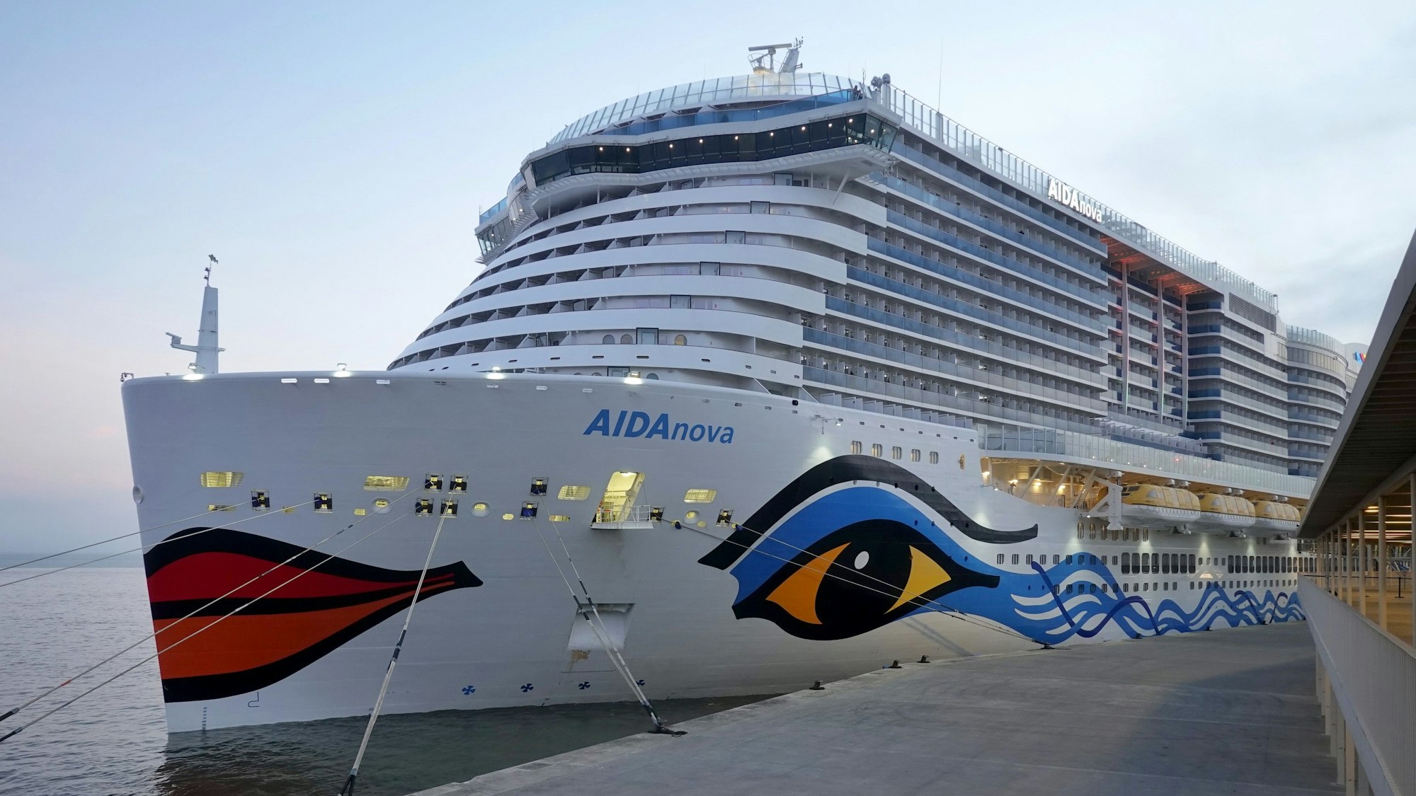 Das Kreuzfahrtschiff AIDAnova im Kreuzfahrtterminal der portugiesischen Hauptstadt Lissabon.