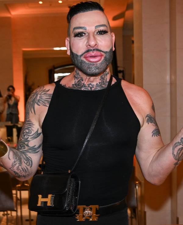 Der Designer Harald Glööckler kommt bei der Berlin Fashion Week zur Show von Anja Gockel in das Hotel Adlon.