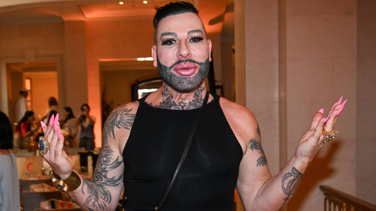 Der Designer Harald Glööckler kommt bei der Berlin Fashion Week zur Show von Anja Gockel in das Hotel Adlon.