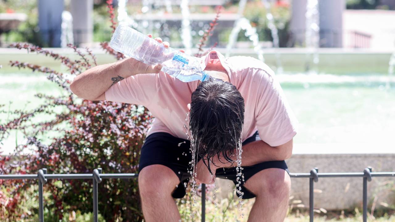 Ein Mann kühlt sich mit Wasser ab, hier im August 2023 in Madrid.