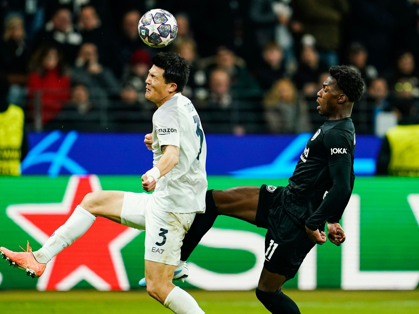 Kim Min-jae köpft den Ball. Faride Alidou ist ihm auf den Fersen.