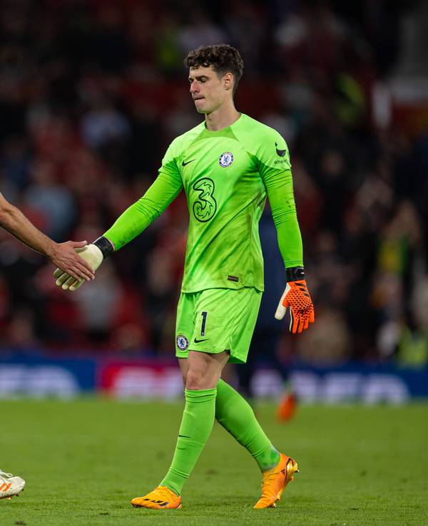 Chelsea Torwart Kepa Arrizabalaga klatscht beim Spiel gegen Manchester United am 25. Mai 2023 mit Kapitän Cesar Azpilicueta ab.
