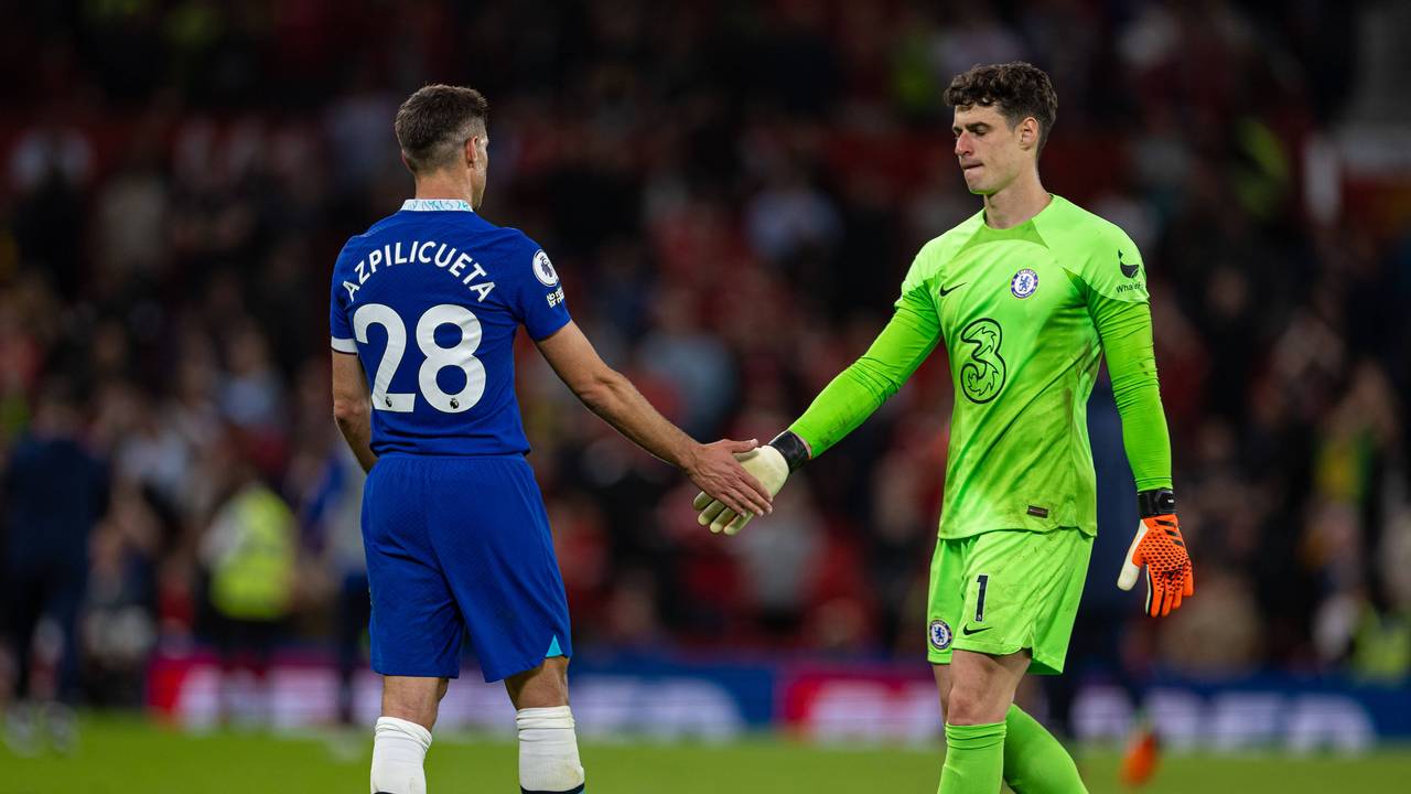 Chelsea Torwart Kepa Arrizabalaga klatscht beim Spiel gegen Manchester United am 25. Mai 2023 mit Kapitän Cesar Azpilicueta ab.