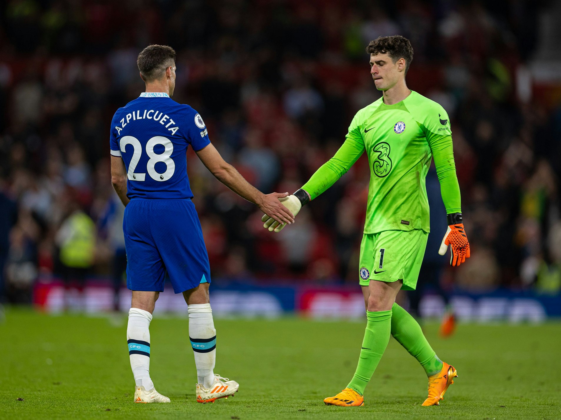 Chelsea Torwart Kepa Arrizabalaga klatscht beim Spiel gegen Manchester United am 25. Mai 2023 mit Kapitän Cesar Azpilicueta ab.