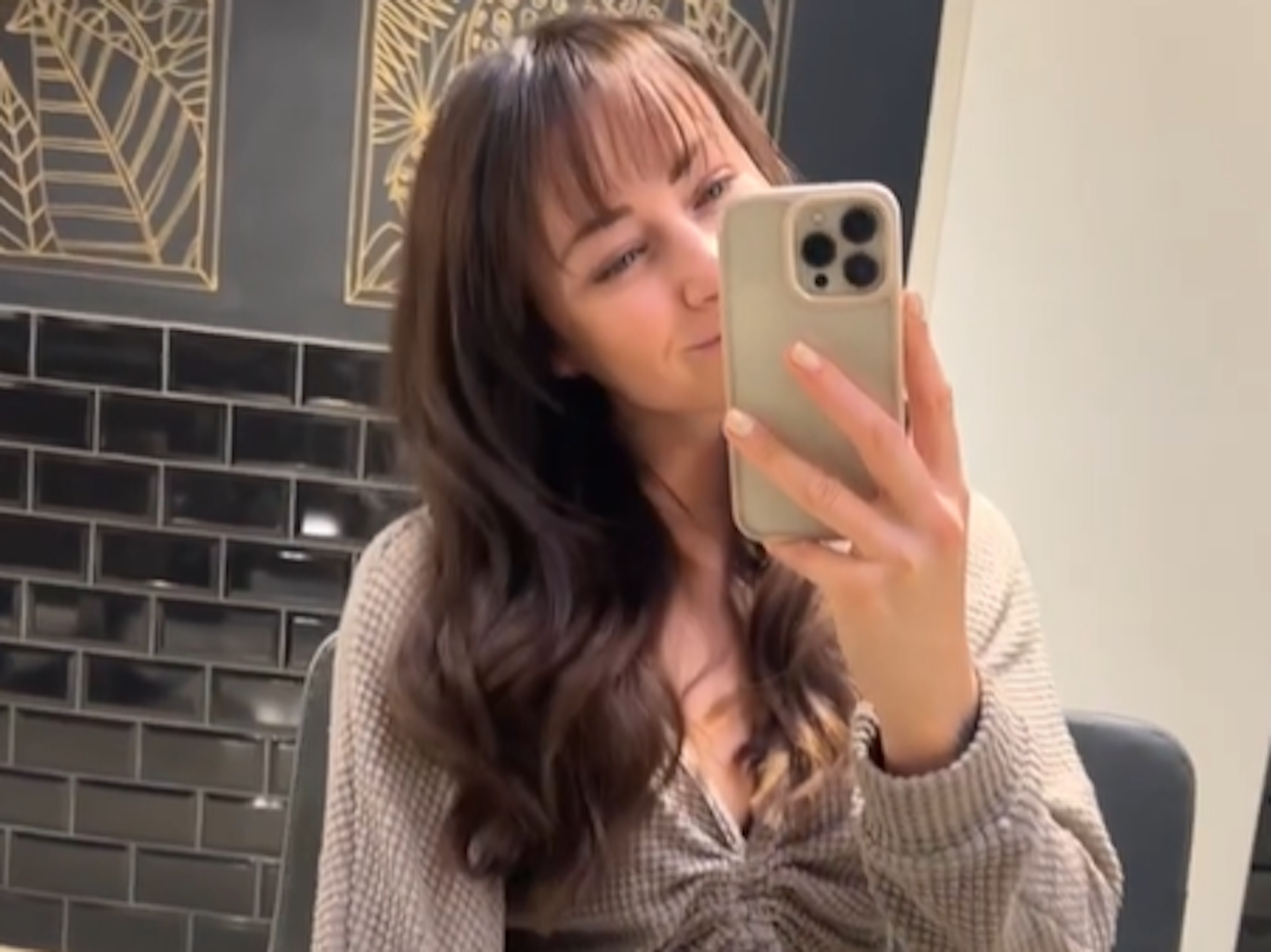 Sandra Sicora macht ein Selfie.