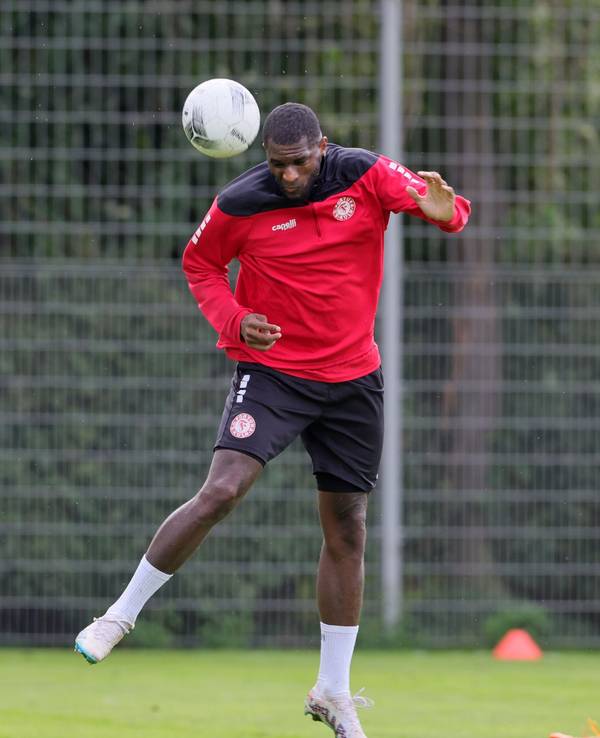 Trainingsgast Anthony Modeste köpft den Ball aufs Tor.