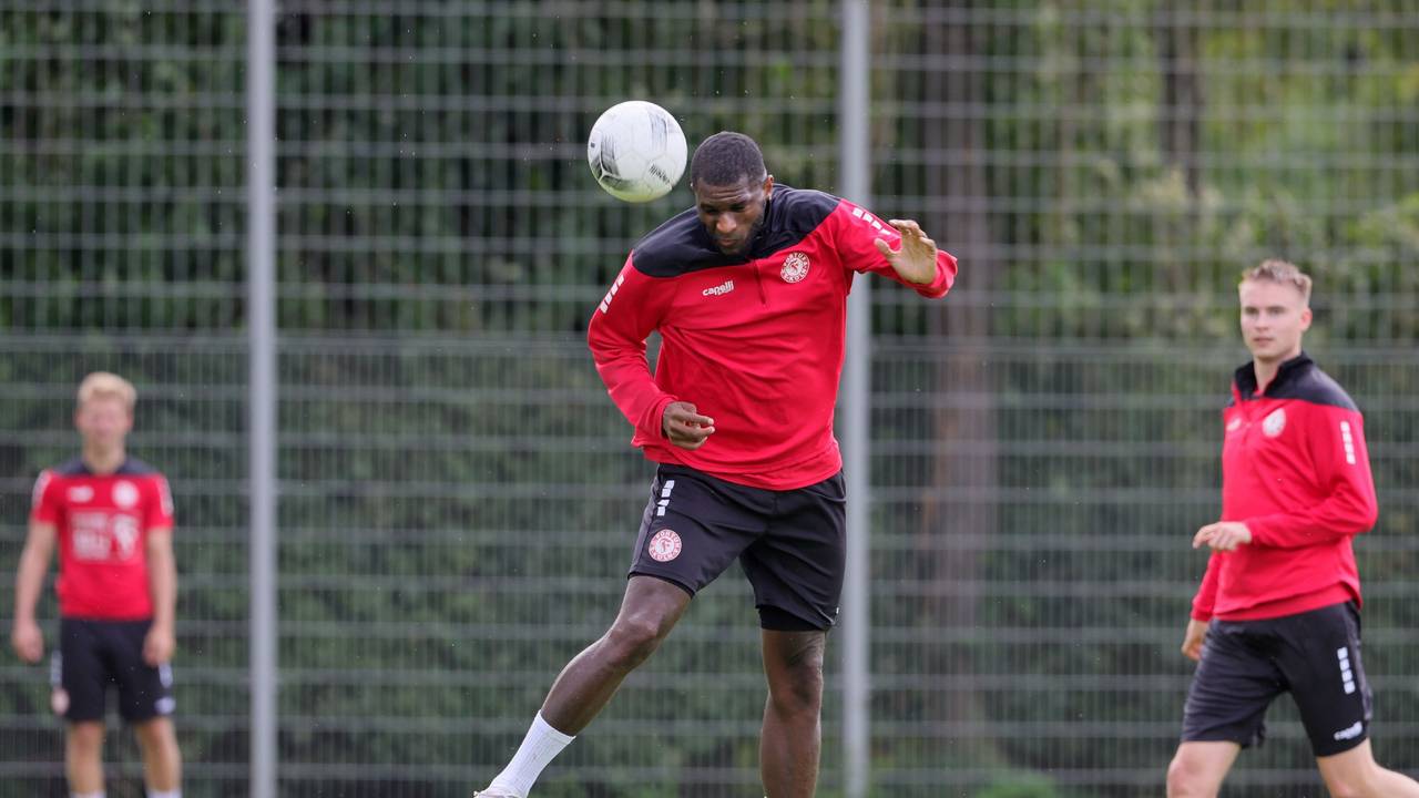 Trainingsgast Anthony Modeste köpft den Ball aufs Tor.