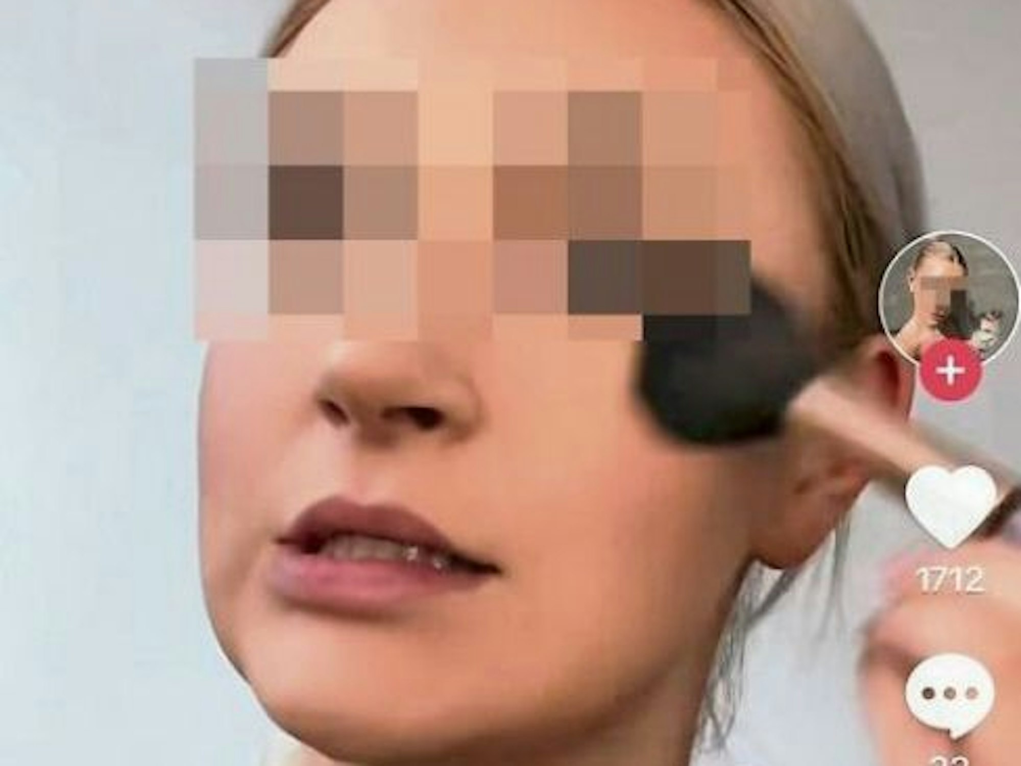 Diese Influencerin berichtete beim Pudern vom Geschehen im Club.