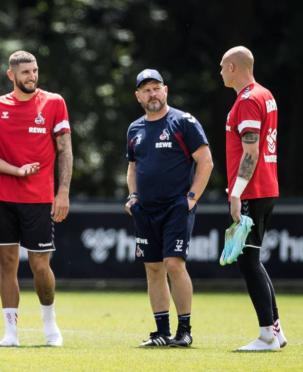 Linton Maina, Jeff Chabot, Trainer Steffen Baumgart und Matthias Köbbing unterhalten sich beim Training.