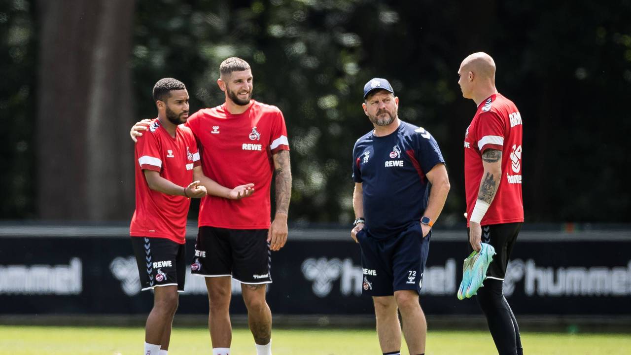 Linton Maina, Jeff Chabot, Trainer Steffen Baumgart und Matthias Köbbing unterhalten sich beim Training.